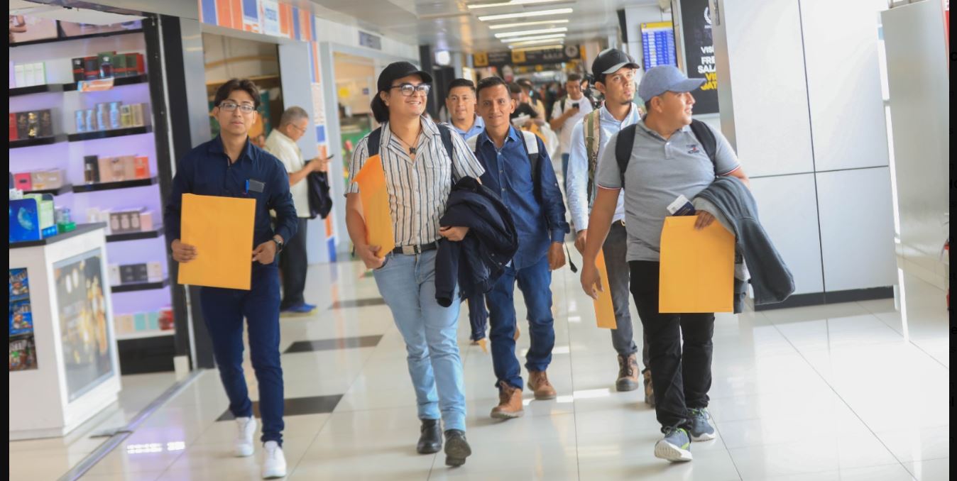Nuevo grupo de salvadoreños viaja a Canadá con empleo garantizado