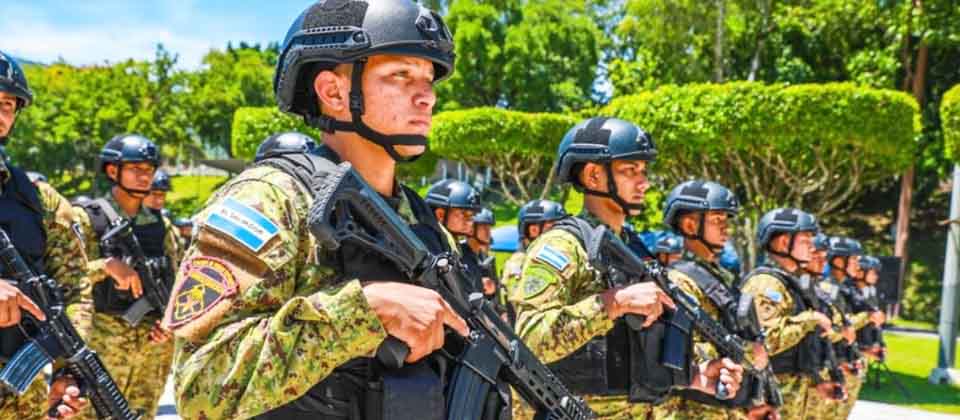 Soldados reciben más de 1,000 fusiles para seguir combatiendo criminales