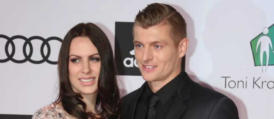 Toni Kroos afirma que su esposa le ayudo a decidir por renovar con el Real Madrid
