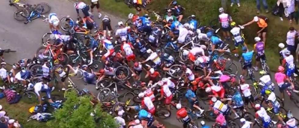 Una selfie provocó una caída masiva de ciclistas en el Tour de Francia