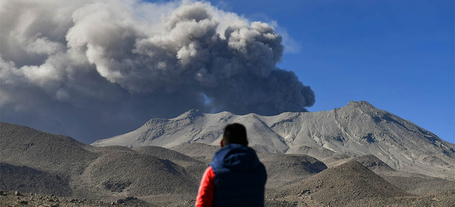 Perú declara “estado de emergencia” por incremento de actividad en volcán Ubina