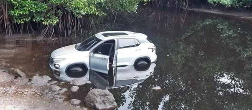 Conductor abandona su vehículo en un manglar en Sonsonate