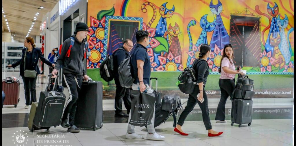 Un promedio de 4,500 viajeros ingresa a El Salvador cada día vía aeropuerto San Óscar Arnulfo Romero