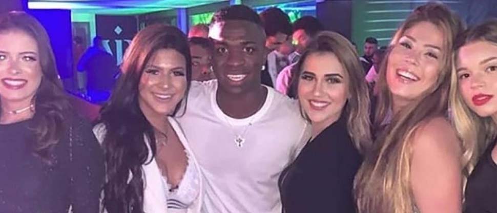 Brasileños critican a Vinicius por las condiciones que pide a las mujeres para su fiesta de cumpleaños