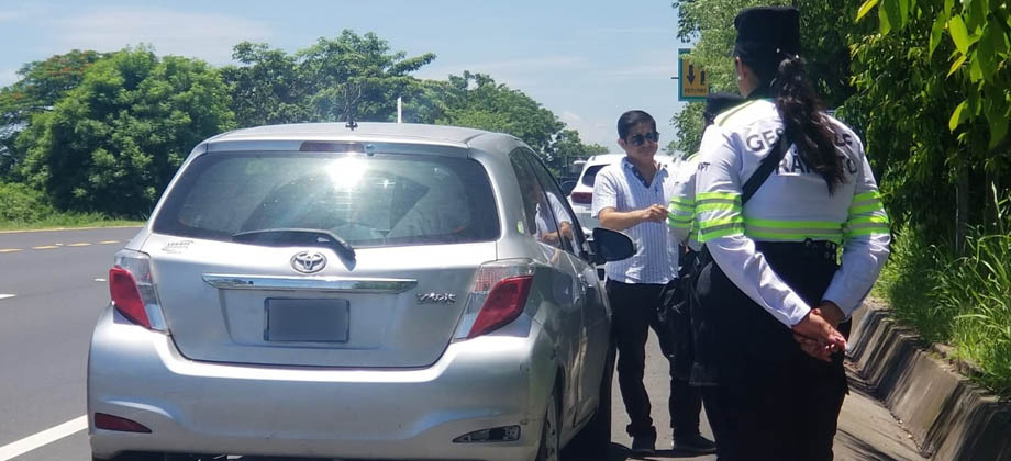 Sancionan a conductor por intentar fugarse en un control vehicular