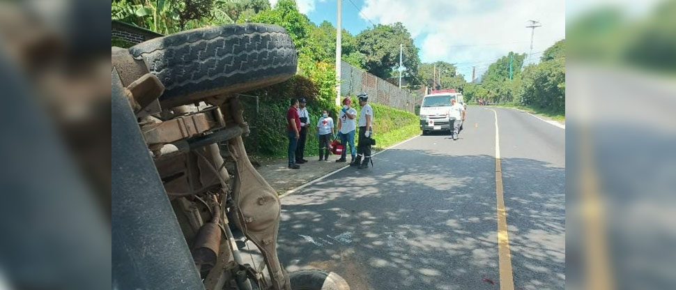 Conductor pierde el control de su vehículo y vuelca en Santa Ana