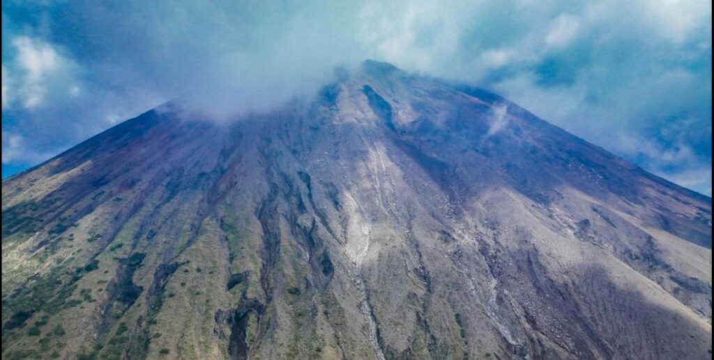 Autoridades mantienen monitoreo técnico en el volcán de San Miguel ante actividad recurrente