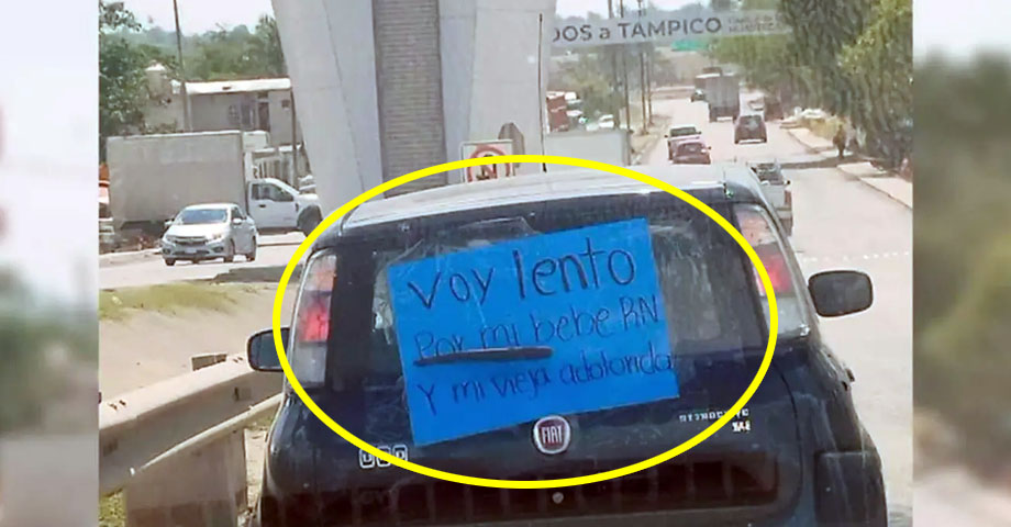 “Voy lento por mi bebé”; conductor se viraliza tras colocar peculiar cartel en su vehículo