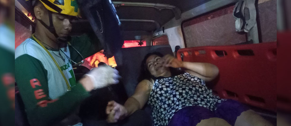 Dos lesionados luego que árbol cayó sobre vivienda en San Jacinto