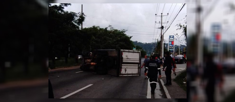 Camión vuelca sobre la autopista Comalapa