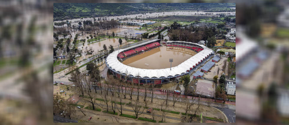 Estadio en Chile se ‘convierte en una piscina’ tras desbordarse un río debido a las lluvias