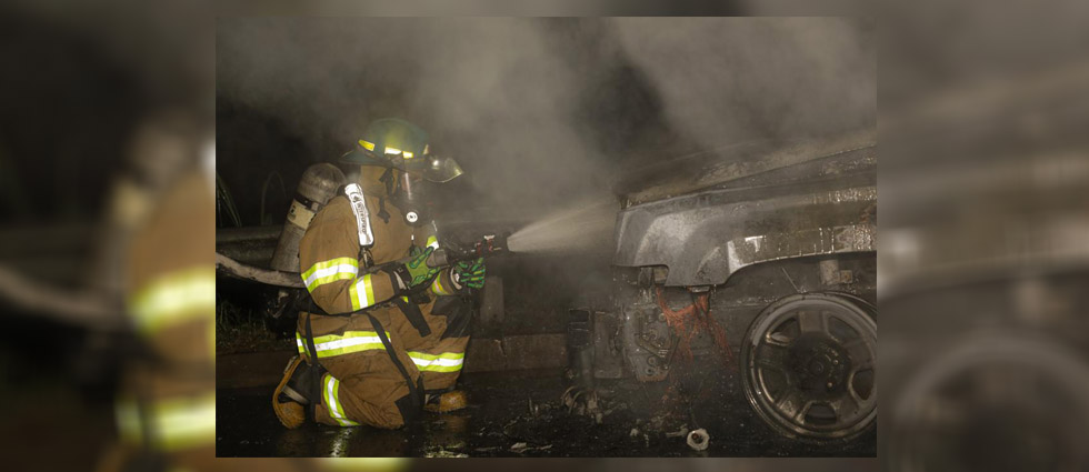 Auto acaba en cenizas tras incendiarse en la carretera de Oro