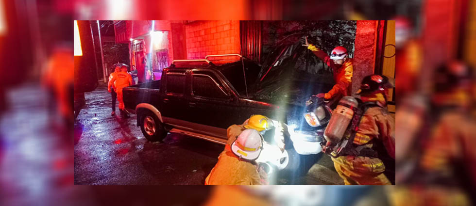 Hombre acaba en el hospital tras conato de incendio de su auto