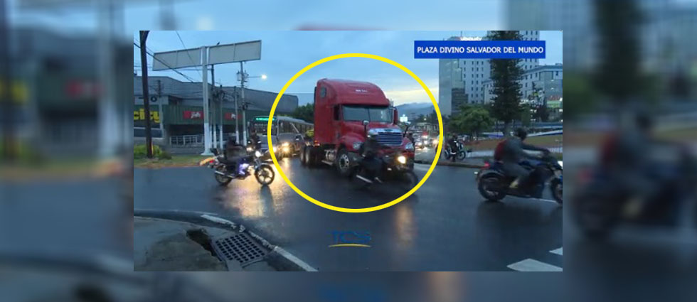 Fuerte tráfico en el Salvador del Mundo por rastra con problemas mecánicos