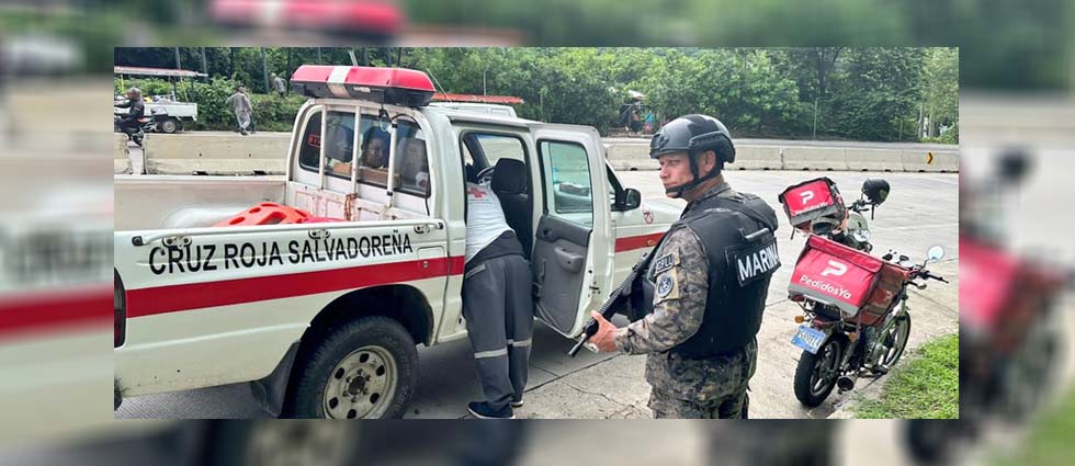 Auxilian a conductor tras accidentarse carretera al Puerto de La Libertad