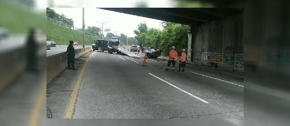 Automovilista muere tras caer de un puente en el bulevar Monseñor Romero