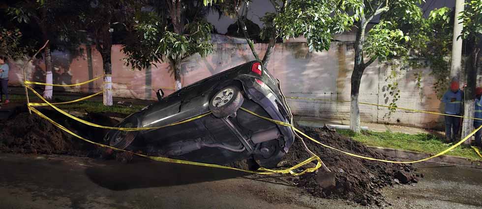 Automovilista distraído cae a un hoyo en Santa Tecla