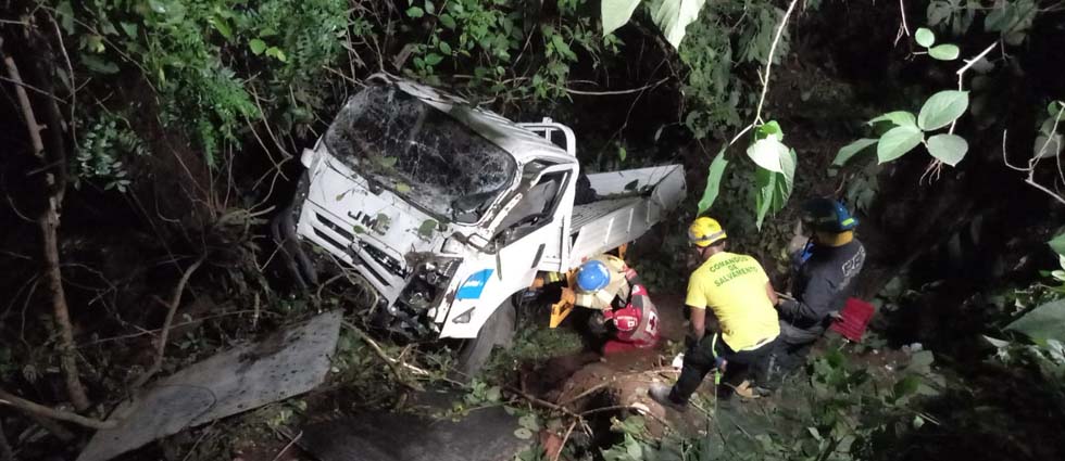 2 muertos y al menos 15 lesionados luego que camión cayó a un barranco en Usulután