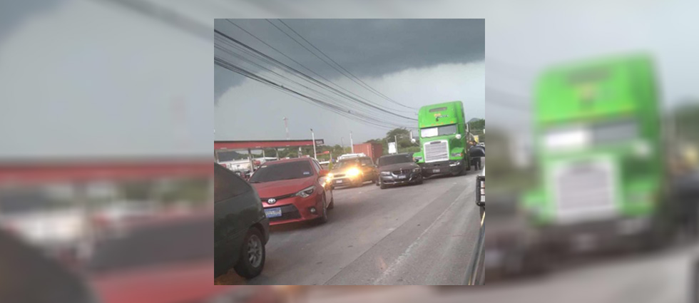 Reportan accidente vial entre rastra y BMW en San Salvador