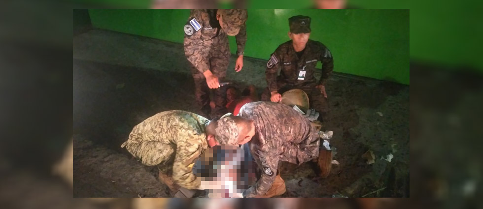 Militares auxilian a hombre que fue arrollado en San Salvador