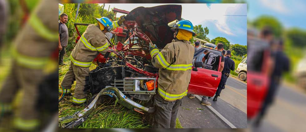 Mujer acaba grave tras accidente donde tuvo que ser liberada de entre los hierros del vehículo