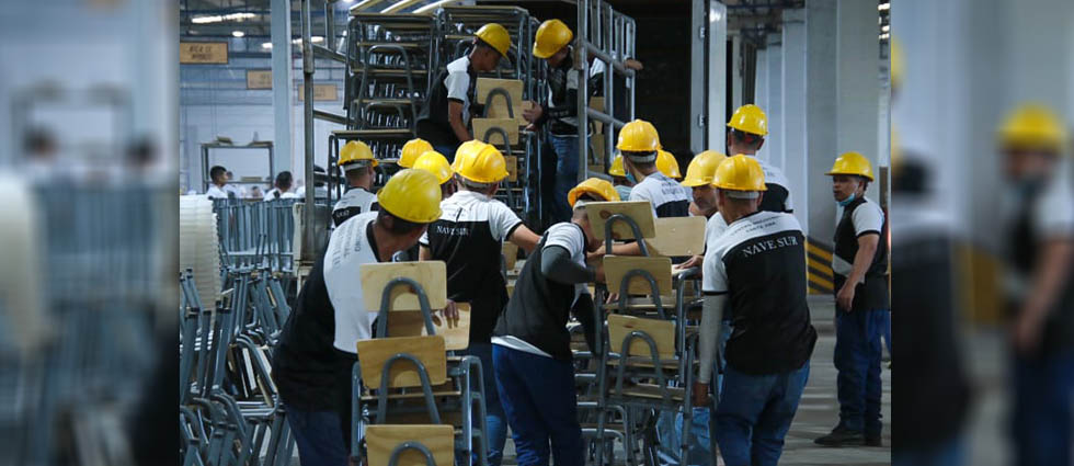 Entregan pupitres elaborados por privados de libertad para estudiantes de escuelas públicas