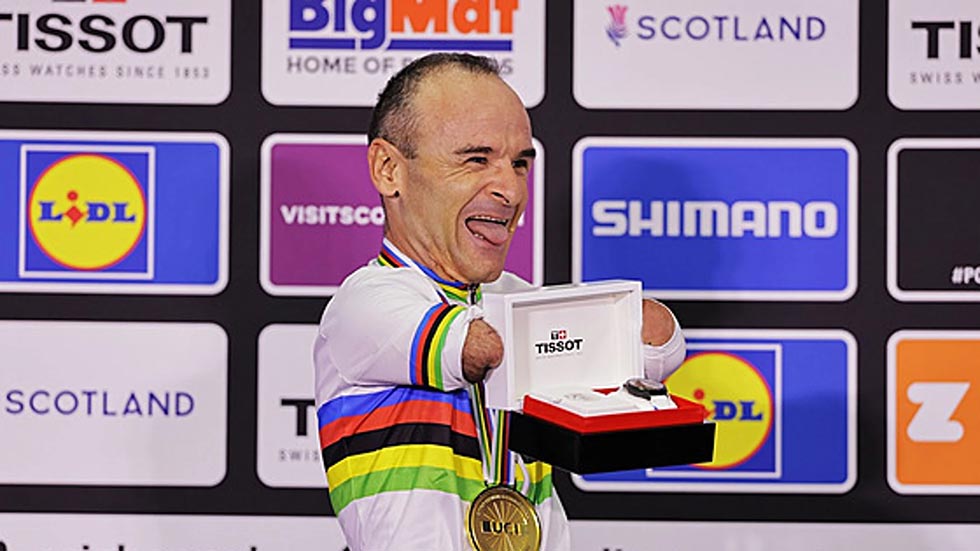 Ciclista sin brazos recibe polémico regalo tras proclamarse campeón del mundo