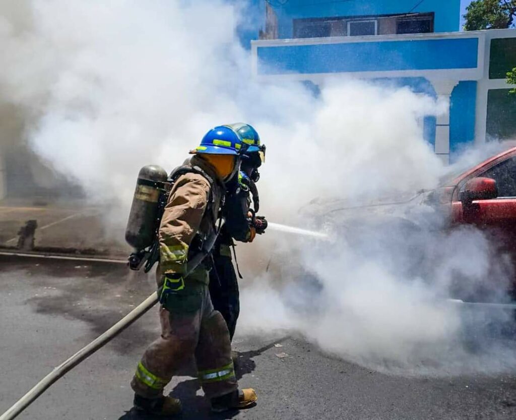 Bomberos sofocan las llamas de vehículo incendiado en Ciudad Merliot