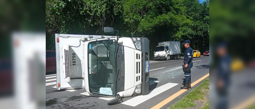 Conductor a excesiva velocidad pierde el control y vuelca en carretera Panamericana  