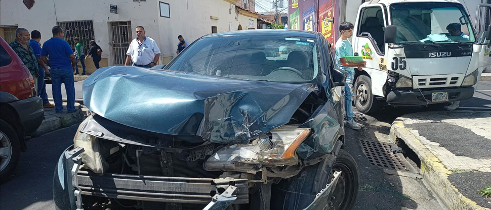Conductor irrespeta señal de alto y provoca fuerte accidente en Santa Ana