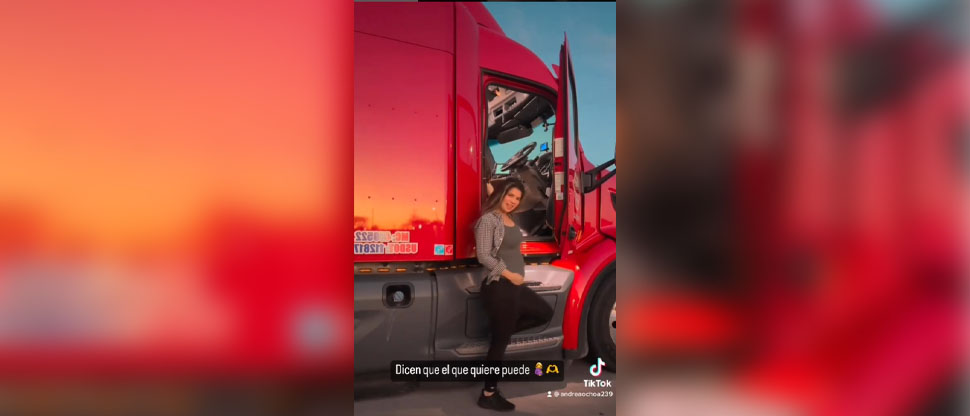 Trailera vuelve a su trabajo después de dar a luz y lleva a su bebé para que la acompañe