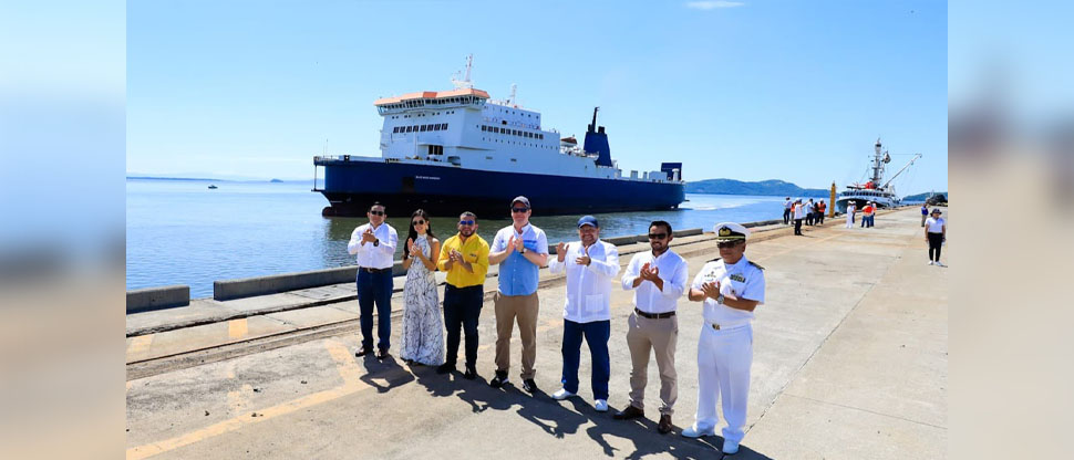 Llega al puerto de La Unión el ferri Blue Wave armony 