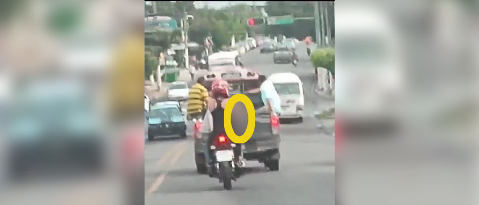 Pareja pone en riesgo a bebé transportándolo “colgado” en una motocicleta
