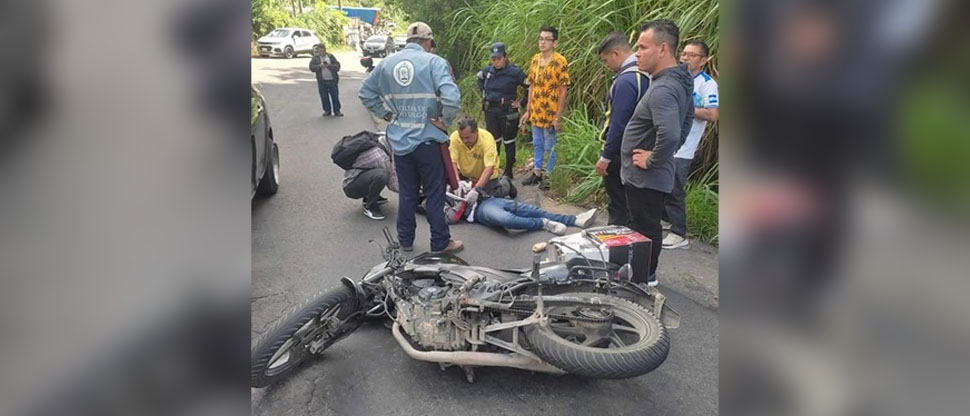 Motociclista queda tendido en la calle tras chocar contra carro que circulaba en sentido contrario