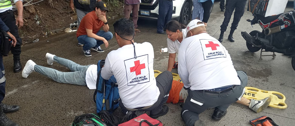Motociclista intenta rebasar a un camión y sufre aparatoso accidente en la carretera a Los Chorros
