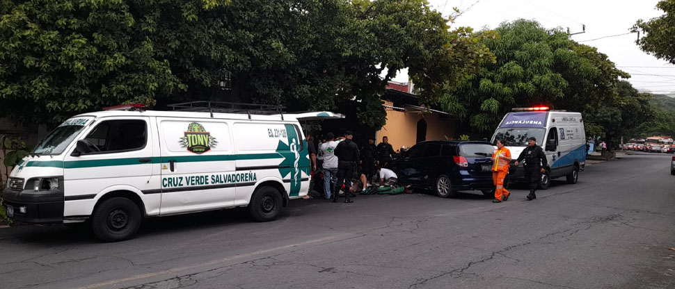 Motociclista y su acompañante resultaron lesionados tras fuerte choque en Soyapango