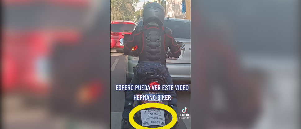 Motociclista circula con letrero que dice: “Cuide su distancia ¡¡Me esperan en casa!!”