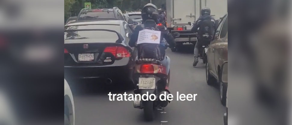 Motociclista llama la atención en el tráfico de Guatemala por curioso mensaje en la espalda