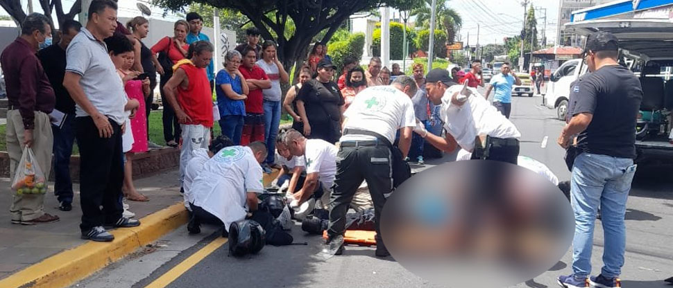 Tres personas resultan lesionadas tras choque entre moto y bus en Soyapango 