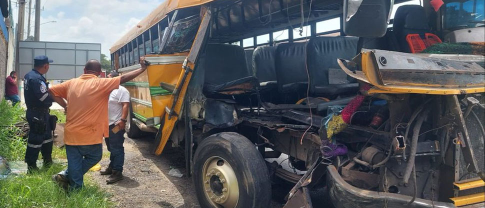 Varios lesionados deja choque entre bus y camión en Lourdes Colón 