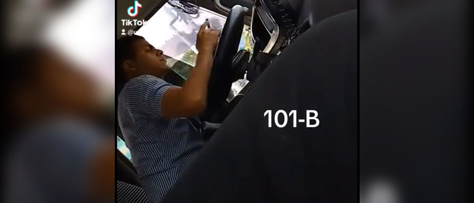 Denuncian a busero de la ruta 101-B que casi bota a señora de la tercera edad por ir chateando 