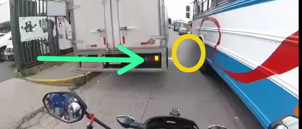 Denuncian a busero por hacer sus necesidades en plena calle en San Salvador