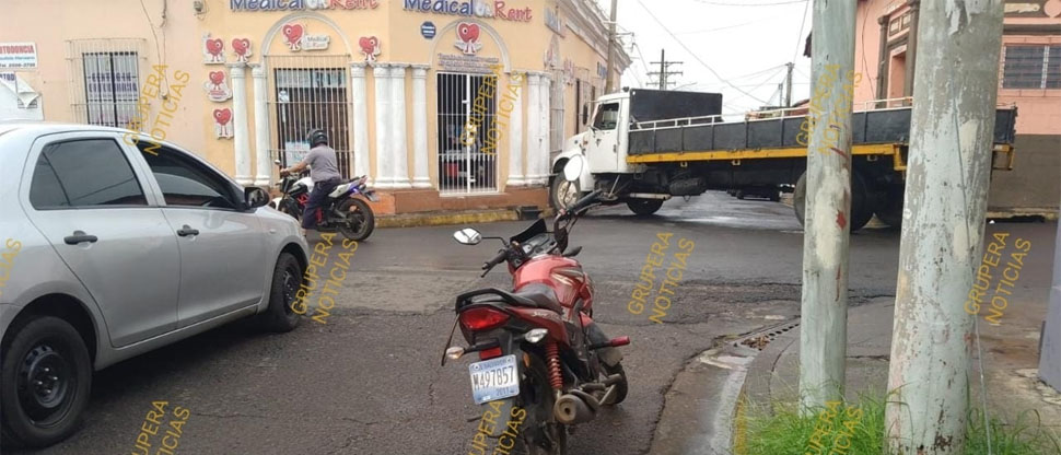 Camión arenero se estrella contra clínica privada en Sonsonate