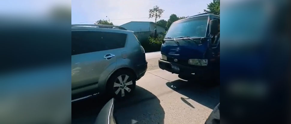 VIDEO: Conductor de camioneta no calcula y choca de reversa contra camión