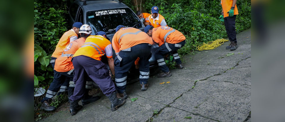 Automovilista se salva milagrosamente tras salirse de la carretera en Panchimalco