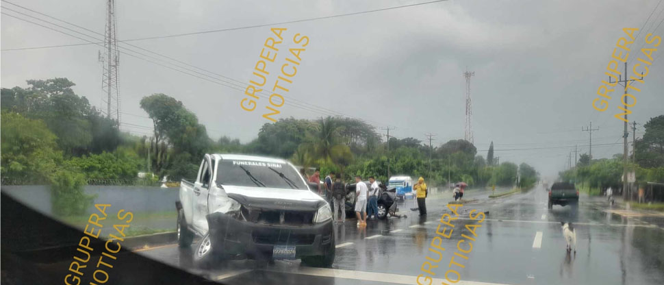 Una persona resultó lesionada en fuerte choque entre pick up de funeraria y carro particular