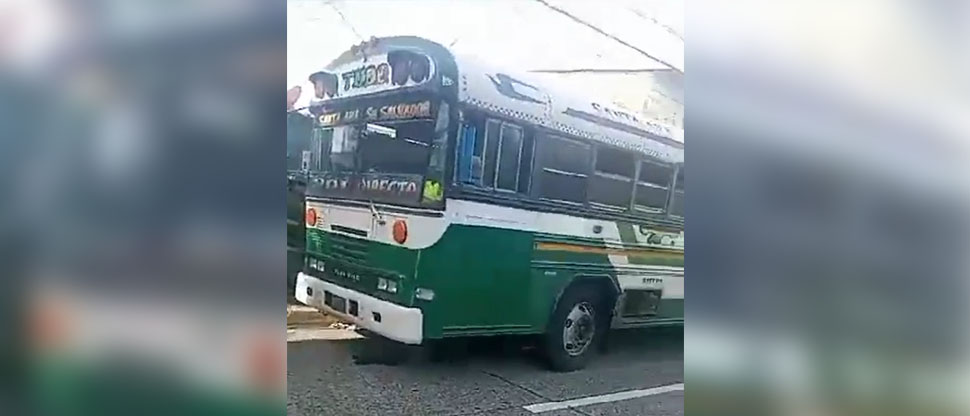 Bus de la ruta 201 por poco queda reducido a cenizas en un incendio en el bulevar Venezuela 