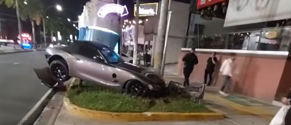 Conductor de lujoso carro convertible se sale de la calle y se estrella contra poste en la Zona Rosa 