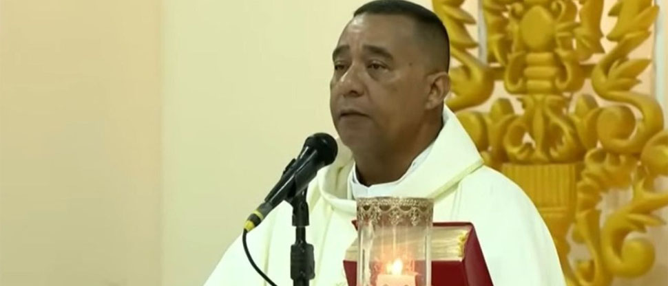 Sacerdote colombiano confiesa que entregó las limosnas a delincuentes que lo amenazaron