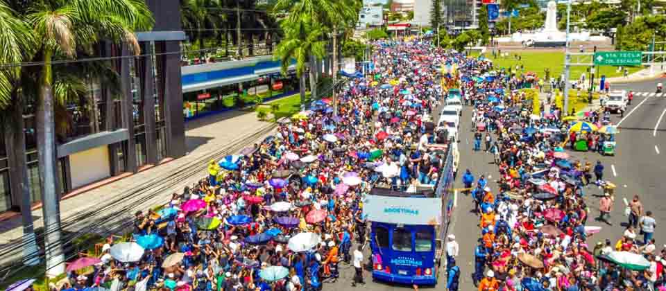 FOTOS: Así se vivió el Desfile del Correo en San Salvador